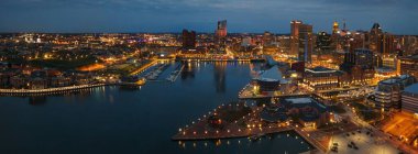 Baltimore iç liman bölgesi çatı manzaralı geceleri şehir binaları.