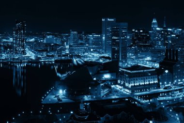 Baltimore iç liman bölgesi çatı manzaralı geceleri şehir binaları.