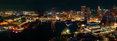 Baltimore iç liman bölgesi çatı manzaralı geceleri şehir binaları.