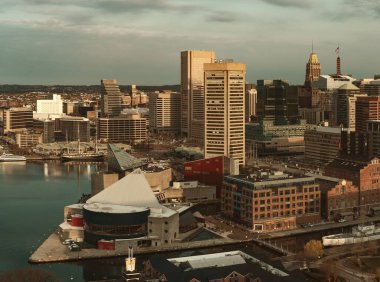 Baltimore iç liman bölgesi çatı manzarası gün doğumunda kentsel binalarla.