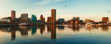 Baltimore şehir binalarıyla iç liman manzarası.