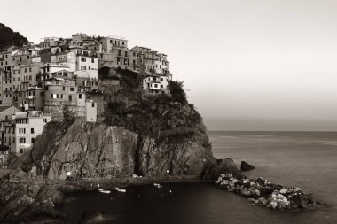 Manarola İtalya 'nın Cinque Terre kentindeki uçurumun üzerindeki binalarla Akdeniz' e tepeden bakıyor..
