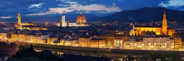 Floransa Katedrali 'nin gökdeleni Piazzale Michelangelo' dan gece manzaralı.