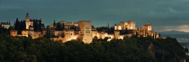 Granada Alhambra gece İspanya 'daki dağın üzerinden panoramik manzara.