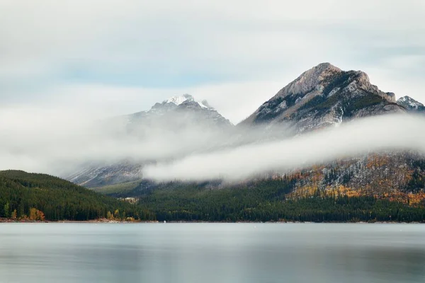 Jezero Minnewanka Mlhou Národním Parku Banff Kanada — Stock fotografie