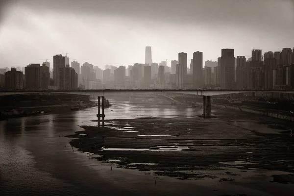 Budynki Mostowe Miejskie Mglisty Dzień Chongqing — Zdjęcie stockowe