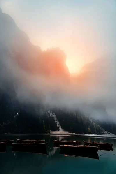 Dolomitler Kuzey Talya Göllü Doğal Kara Pelerini — Stok fotoğraf