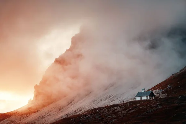 Dolomity Krajobraz Naturalny Kościołem Mgle Północnych Włoszech — Zdjęcie stockowe