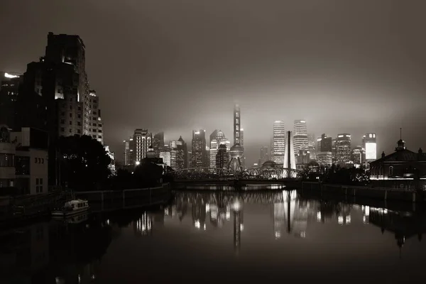 中国の高層ビルや水の反射と上海市の夜景 — ストック写真
