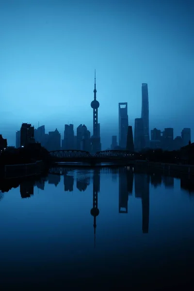 中国早晨日出前的上海摩天大楼轮廓 — 图库照片