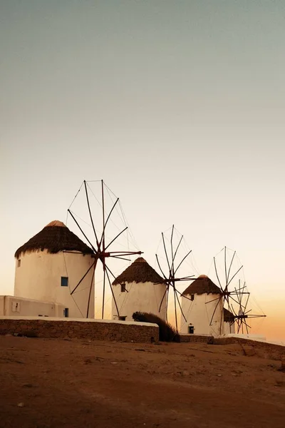 风车是希腊米科诺斯岛上著名的地标 — 图库照片