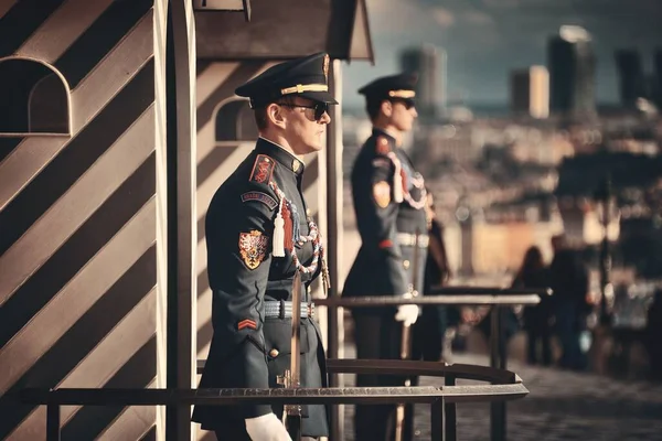 Prag Şatosu 'nda 8 Ekim 2016' da Prag, Çek Cumhuriyeti 'nde nöbetçi. Prag, Çek Cumhuriyeti 'nin zengin kültür ve tarihine sahip başkenti ve en büyük şehridir..