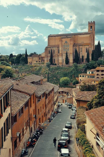 中世の町イタリアのサン ドメニコ大聖堂とシエナスカイラインビュー — ストック写真