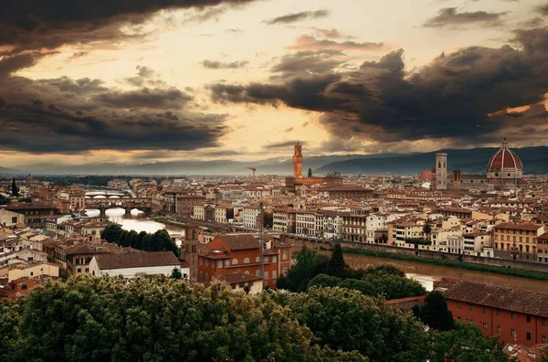 ピアッツァーレ ミケランジェロから見たフィレンツェのスカイライン日没時 — ストック写真