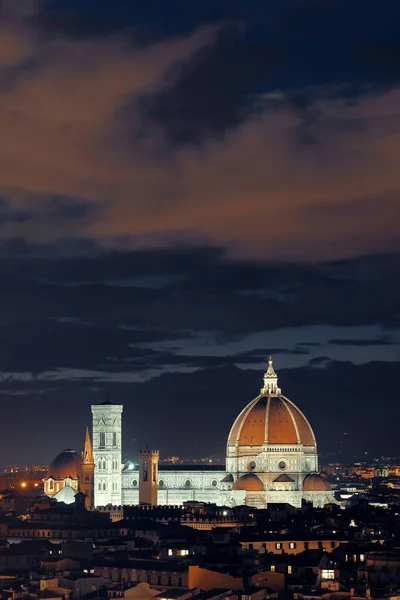 佛罗伦萨大教堂 夜间从米开朗基罗广场俯瞰城市的天际 — 图库照片
