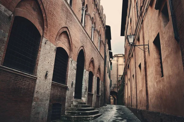 Siena, İtalya 'da eski binalarla sokak manzarası.