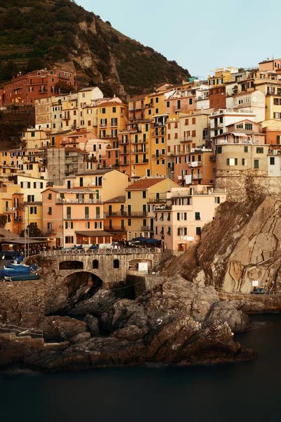 마나롤라는 이탈리아 테레에 건물들이 지중해를 내려다 — 스톡 사진