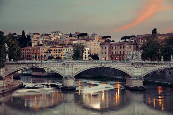 Řeka Tiber Řím Starobylé Architektury Barevnou Oblohou Při Západu Slunce — Stock fotografie