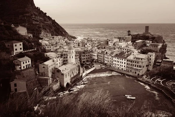 イタリア チンクテレの海の上の岩の上に建物とVernazza湾 — ストック写真