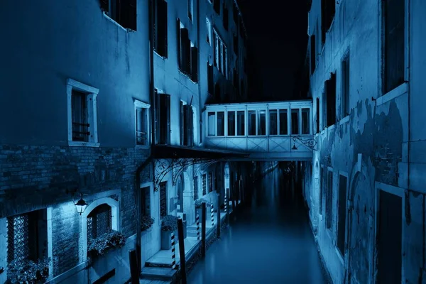 Uma Ponte Passarela Canal Veneza Noite Com Edifícios Históricos Itália — Fotografia de Stock