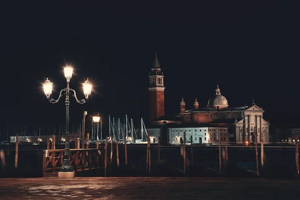 イタリアの街灯とサン ジョルジョ マッジョーレ教会と夜のヴェネツィア — ストック写真