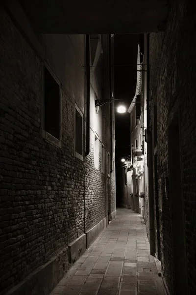 威尼斯小巷 晚上有意大利的历史建筑 — 图库照片