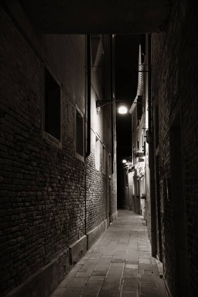 Венецианская аллея ночью с историческими архитектурами в Италии.