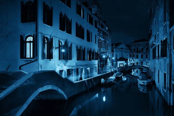 Вид Венецианский Канал Ночью Мостом Историческими Зданиями Италия — стоковое фото