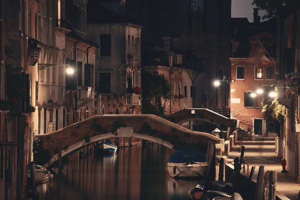 Venedik Kanalı Gece Köprüsü Tarihi Binalarla Birlikte Talya — Stok fotoğraf