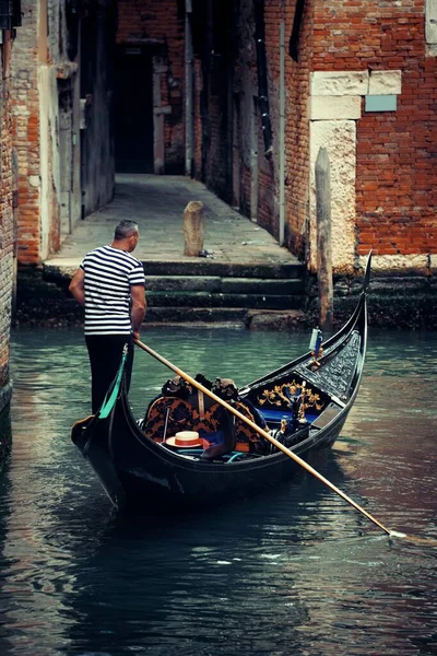 イタリアのヴェネツィアにある運河のゴンドラ — ストック写真