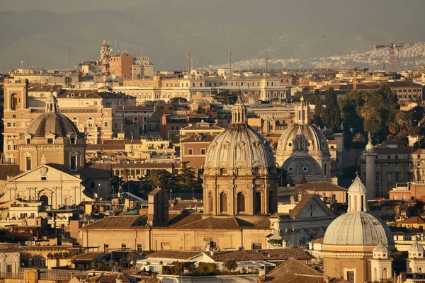 日没の瞬間にイタリアの古代建築とローマの屋上ビュー — ストック写真