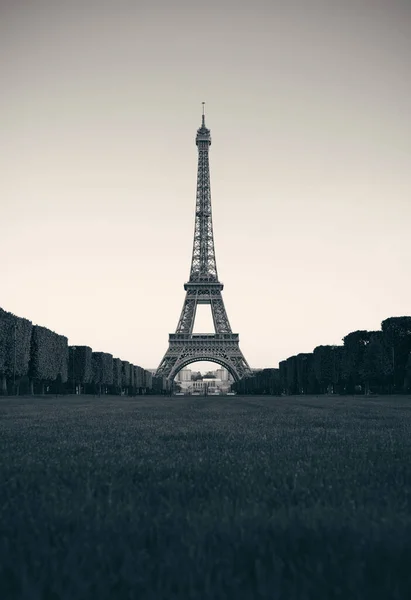 Eiffelturm Mit Rasen Als Berühmtes Wahrzeichen Von Paris — Stockfoto