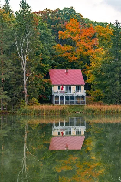 Bellissimi Colori Autunnali Con Casa Sul Lago Nel New England — Foto Stock