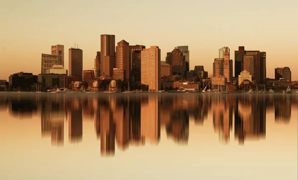 在日出时分 波士顿的天际线映照与美国马萨诸塞州的历史建筑相映成趣 — 图库照片