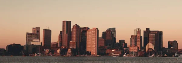 マサチューセッツ州の歴史的建造物がある日の出のボストンのスカイラインパノラマ — ストック写真
