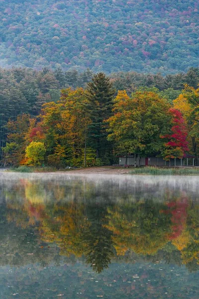 Mooie Herfstkleuren Met Meer Ochtendmist New England Usa — Stockfoto