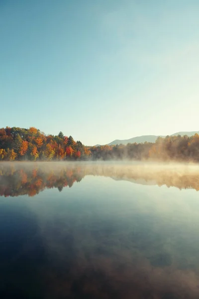 Niebla Del Lago Con Follaje Otoñal Montañas Con Reflejo Nueva —  Fotos de Stock