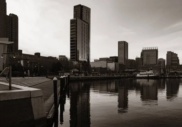 Blick Auf Den Innenhafen Von Baltimore Mit Städtischen Gebäuden — Stockfoto