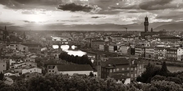 ピアッツァーレ ミケランジェロから見たフィレンツェのスカイライン黒と白 — ストック写真
