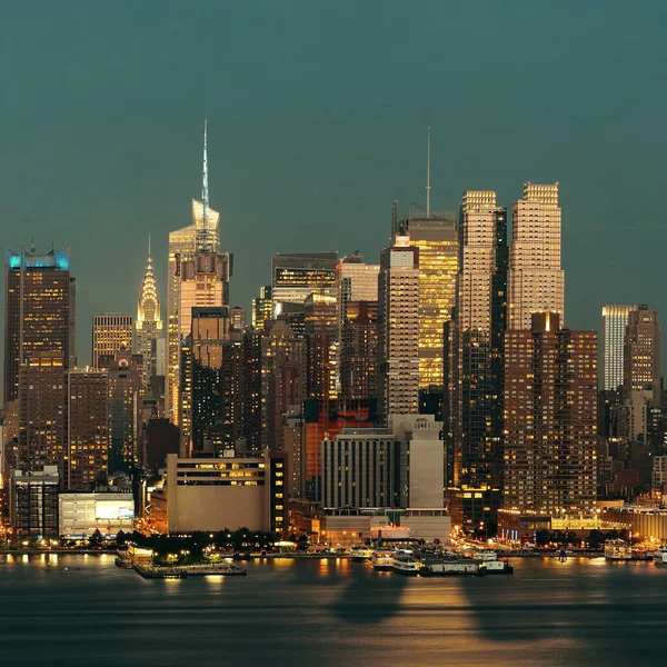 黄昏时分 曼哈顿市中心的天际线与哈德逊河上的街道相连 — 图库照片