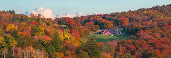 Amerika New England Çiftlik Evi Olan Güz Renkleri Panoraması — Stok fotoğraf