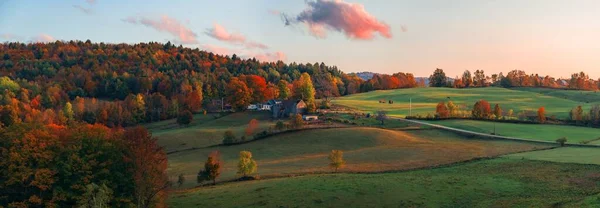 Abd New England Çiftlik Evi Ile Güzel Sonbahar Renkleri — Stok fotoğraf