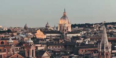 Geceleri İtalya 'da gökdeleni ve antik mimarisi olan Roma çatısı manzarası. 