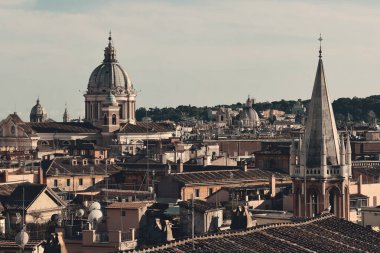 İtalya 'da antik mimari ile Roma çatısı manzarası. 