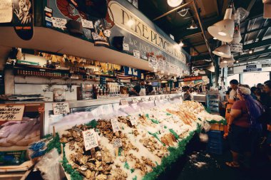 SEATTLE, WA - 14 AUG: Çiftçi Pazarı 14 Ağustos 2015 Seattle 'da. Seattle, Kuzey Amerika 'nın hem Washington eyaletinin hem de Pasifik Kuzeybatı bölgesinin en büyük şehridir.