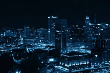Baltimore iç liman bölgesi çatı manzaralı geceleri şehir binaları.
