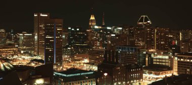 Baltimore iç liman bölgesi çatı manzaralı geceleri şehir binaları.