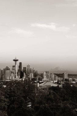 Gün batımında Seattle City gökdeleninde Kerry Park 'tan şehir içi ofis binaları görülüyor..