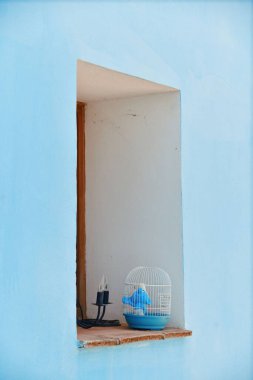 JUZCAR, İspanya - 22 Mayıs 2019: İspanya 'da Juzcar Caddesi' nin mavi köyü.