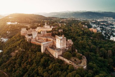 Granada, İspanya 'daki tarihi binalarla gündoğumunda Alhambra hava manzarası.